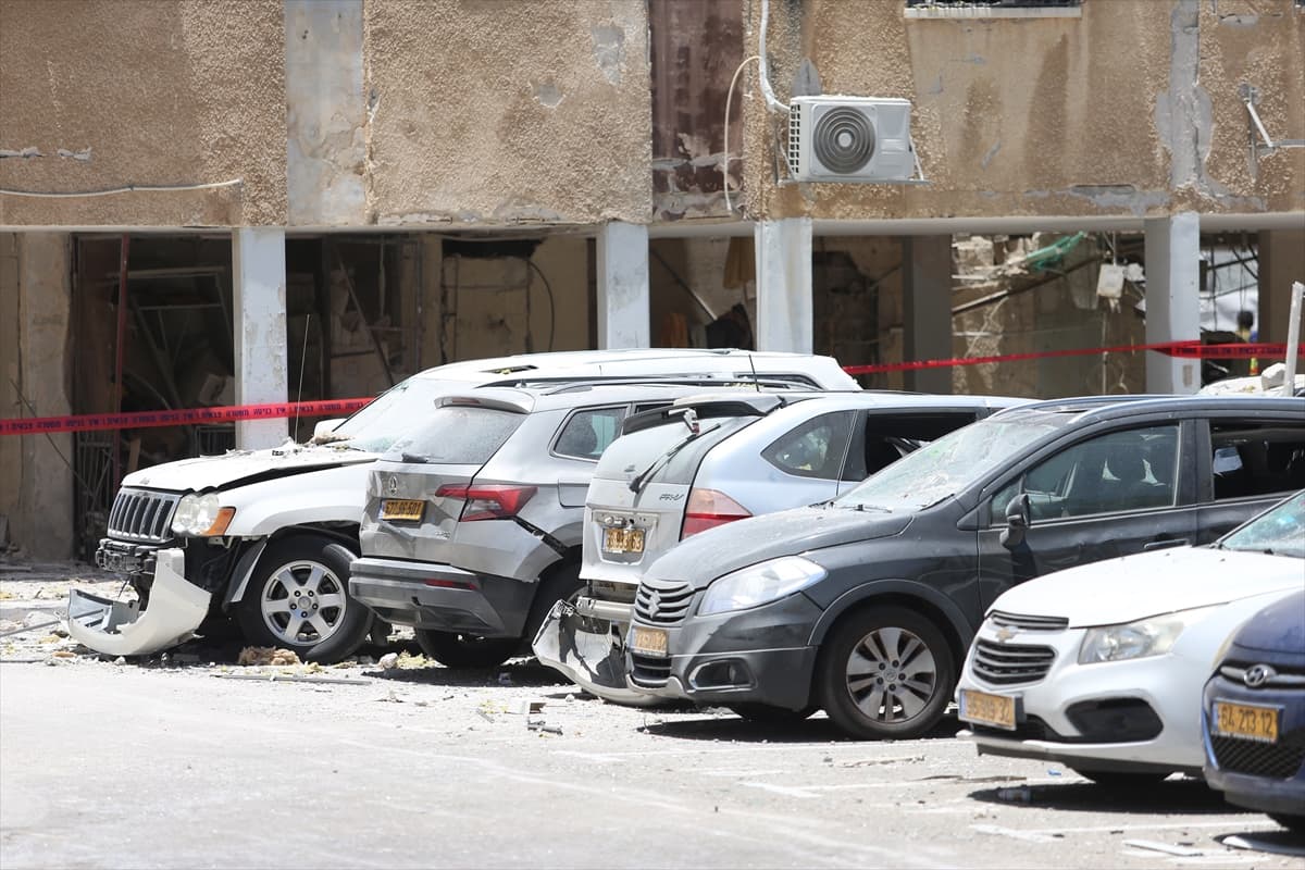 İran füzeleri Holon'a isabet etti: Binada ve araçlarda hasar oluştu