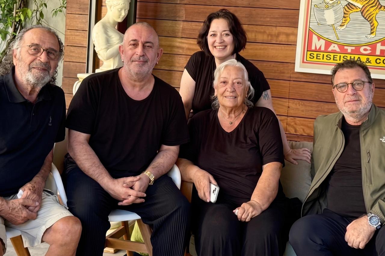 Cem Yılmaz'dan taburcu sonrası ailesiyle ilk fotoğraf
