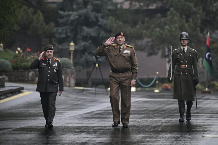 Libya Genelkurmay Başkanı'nı taşıyan uçak düştü