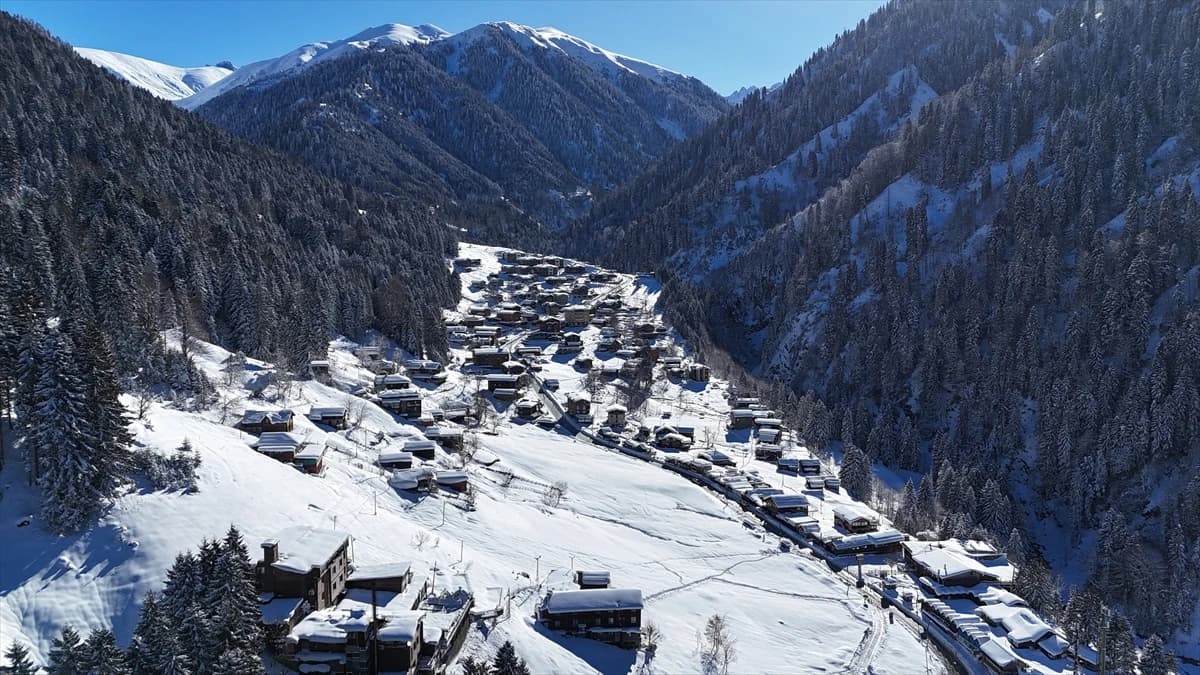 Ayder Yaylası beyaz gelinliğini giydi: Kar kalınlığı 60 santimetreye ulaştı