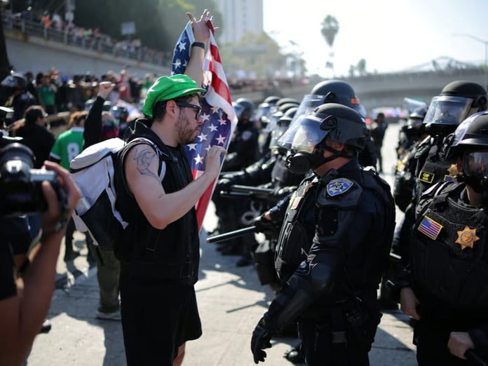 Çatışmaların sürdüğü Los Angeles'ta sokağa çıkma yasağı