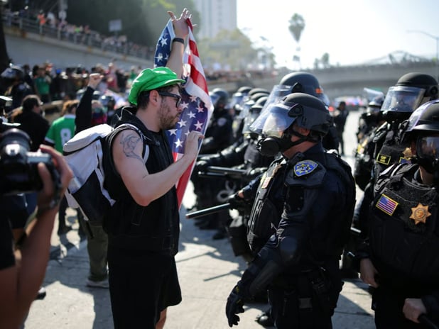Çatışmaların sürdüğü Los Angeles'ta sokağa çıkma yasağı