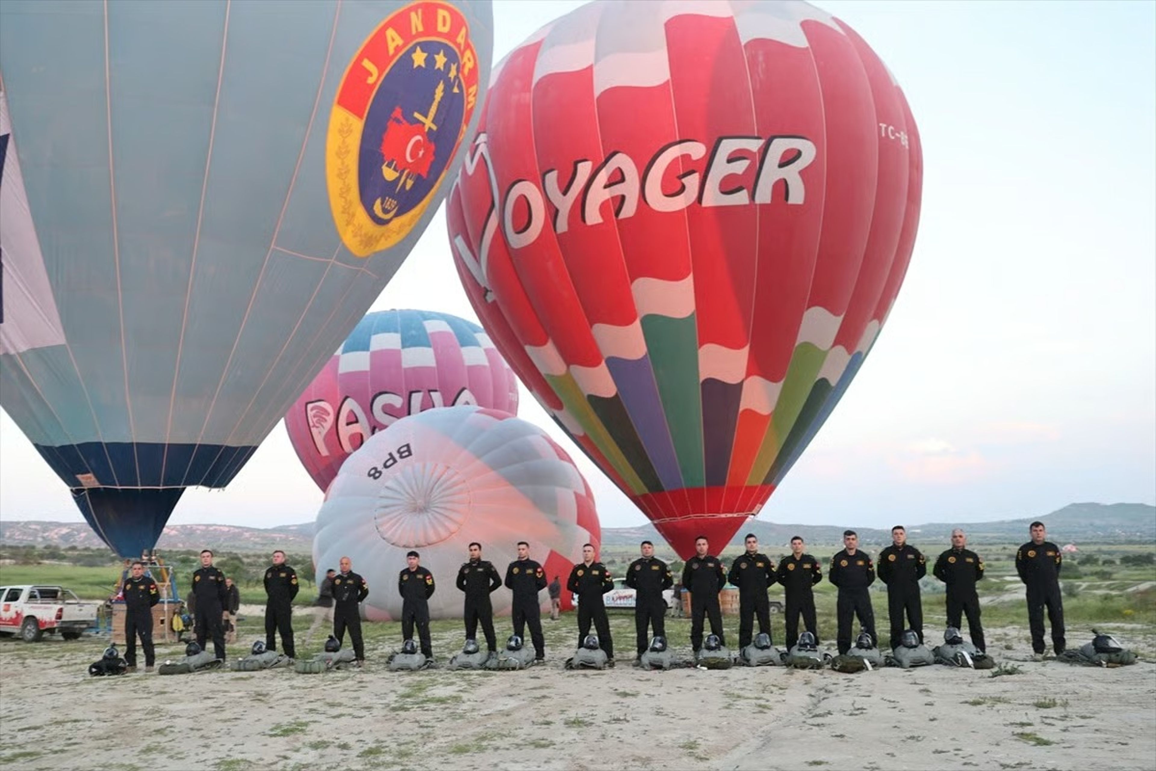 Kapadokya semalarında nefes kesen gösteri: JÖAK paraşüt timi sıcak hava balonundan atladı