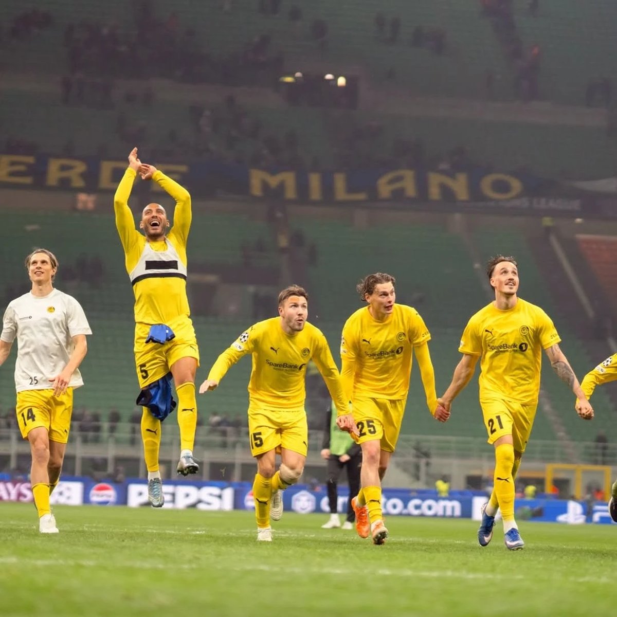 Bodo/Glimt oyuncuları Inter maçı sonrası seviniyor