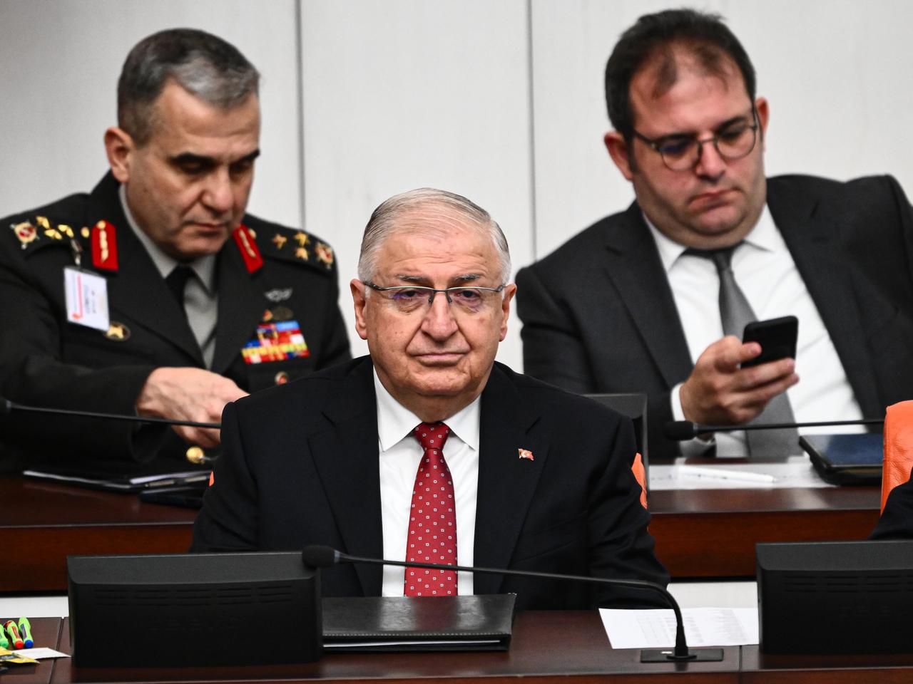 Bakan Güler'den terör örgütlerine çağrı