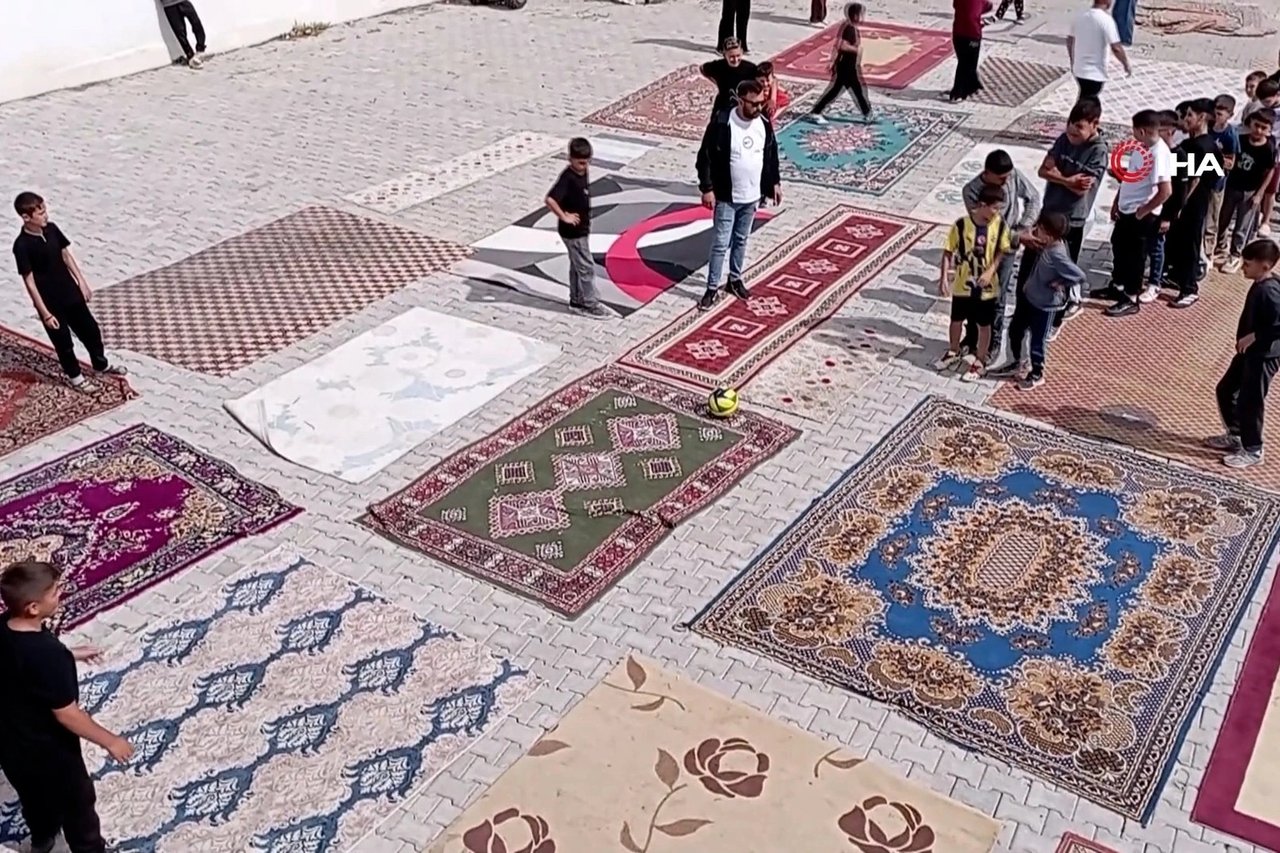 Halılarla kendi sahalarını yaptılar