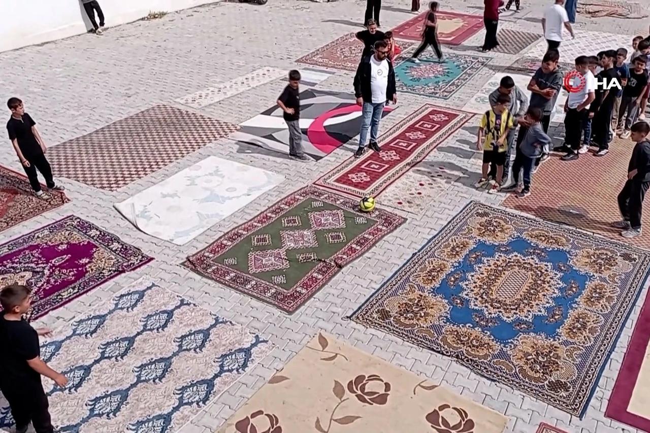 Halılarla kendi sahalarını yaptılar