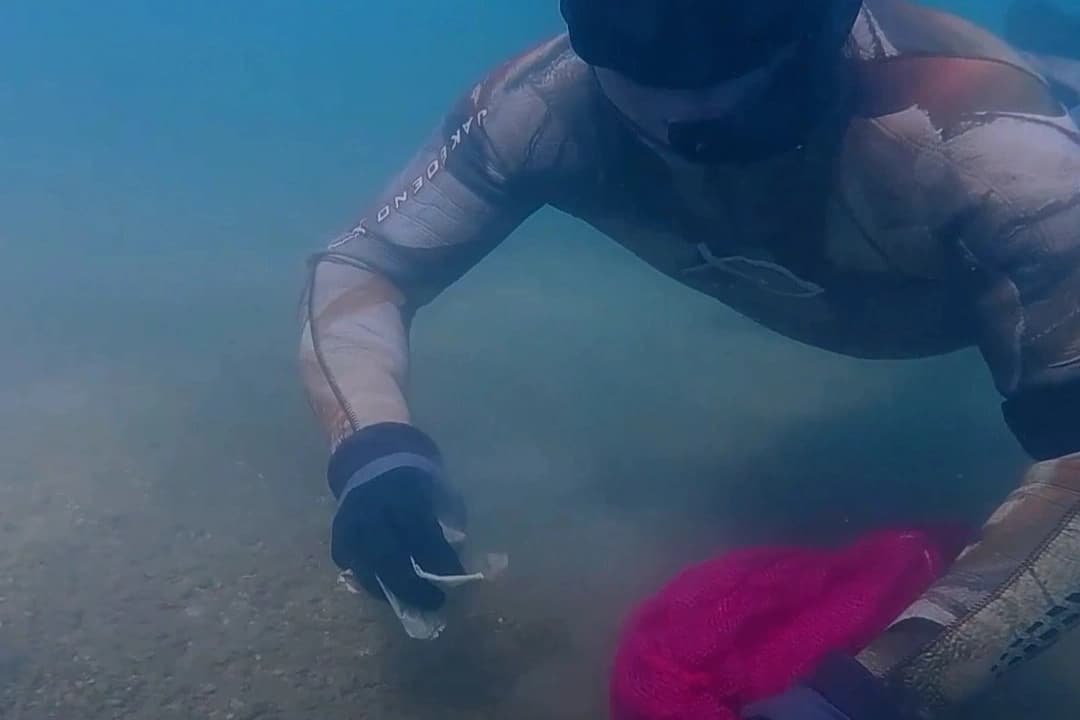 Dalgıçlar deniz dibi temizliği yaptı