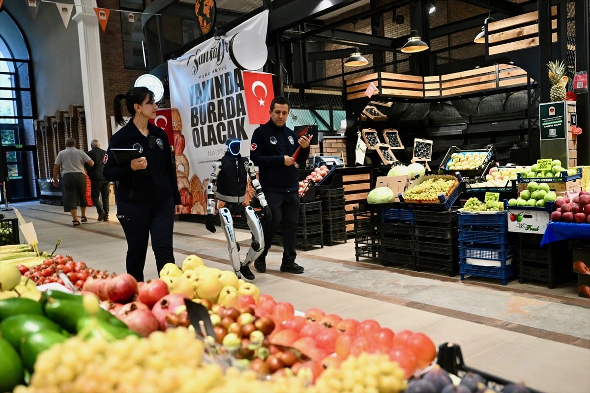 İnsansı robot MEGA, zabıta ekipleriyle denetimde