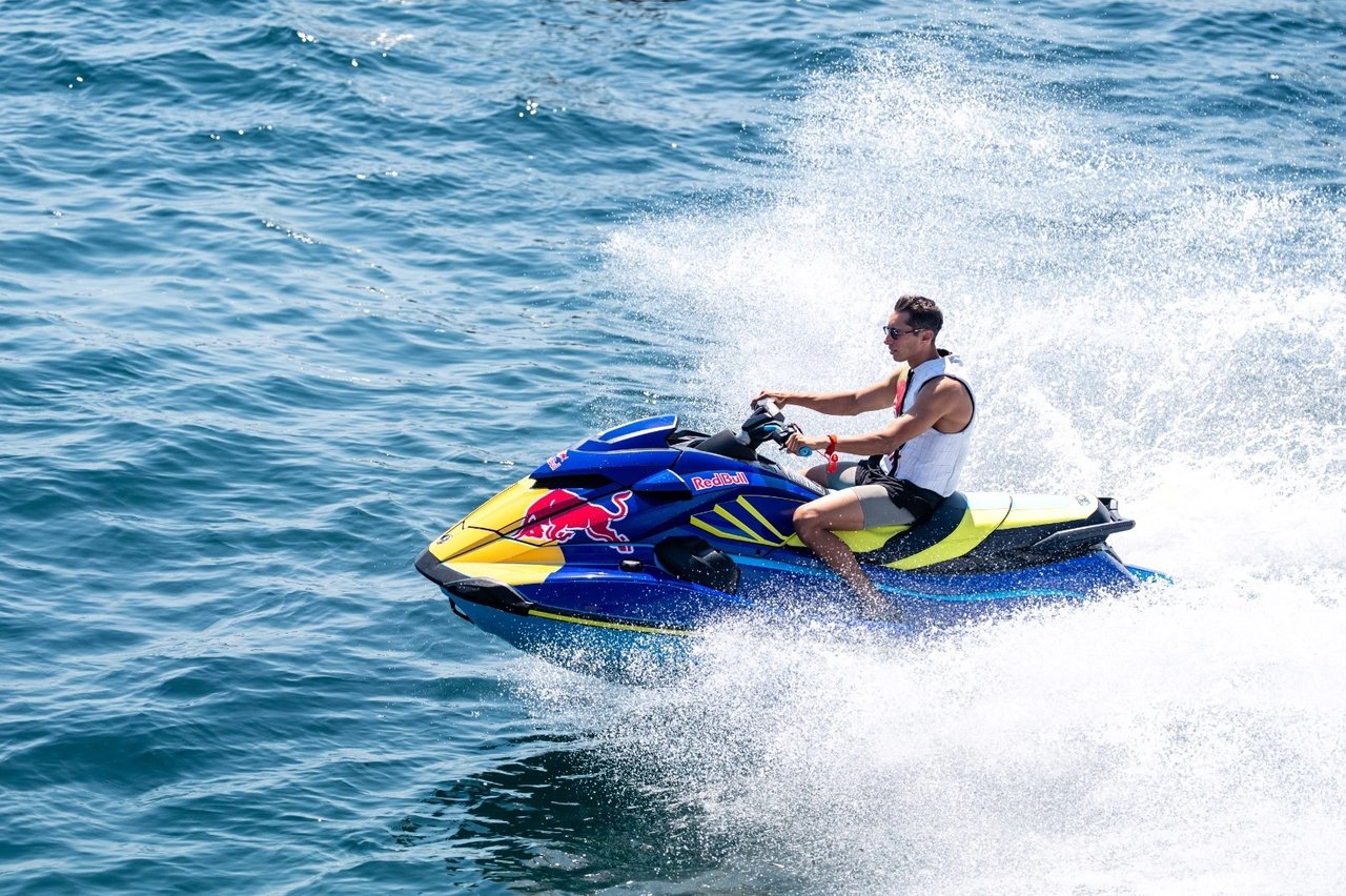 Red Bull sporcularından jet ski şov