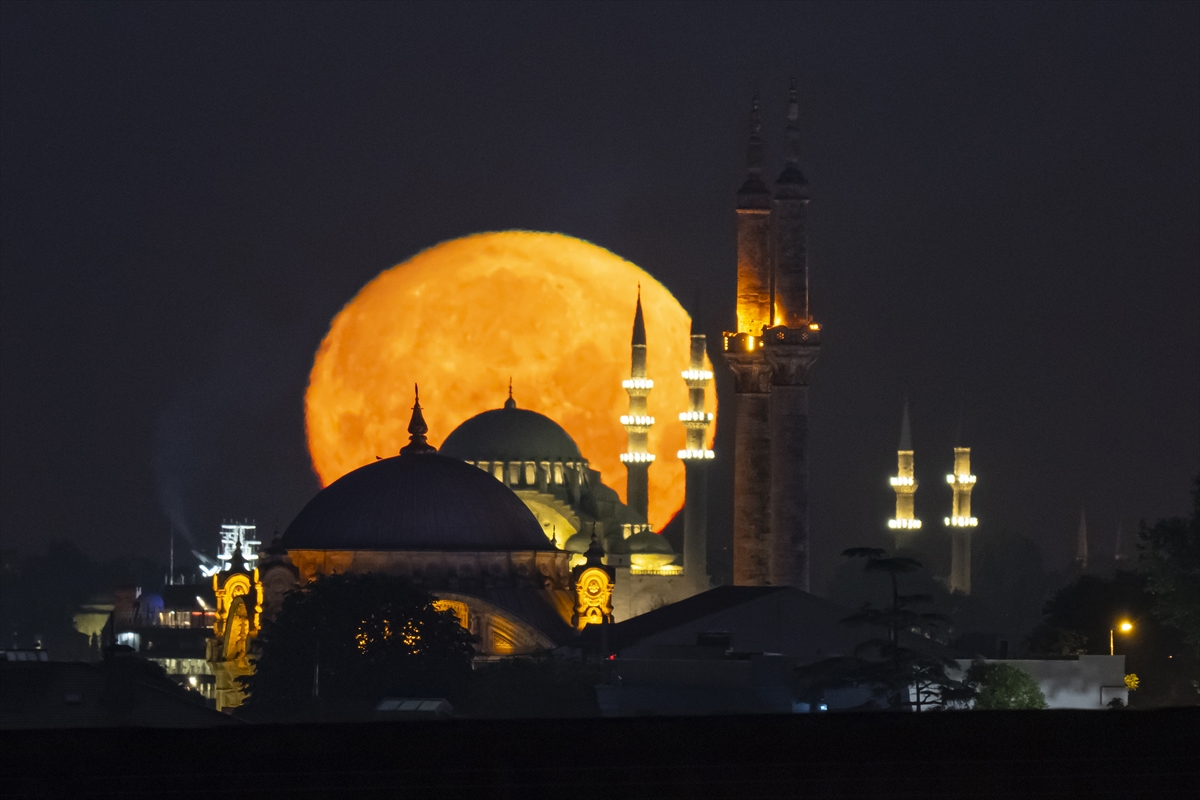 İstanbul semalarında görsel şölen: Dolunay tarihi camilerle aynı karede!