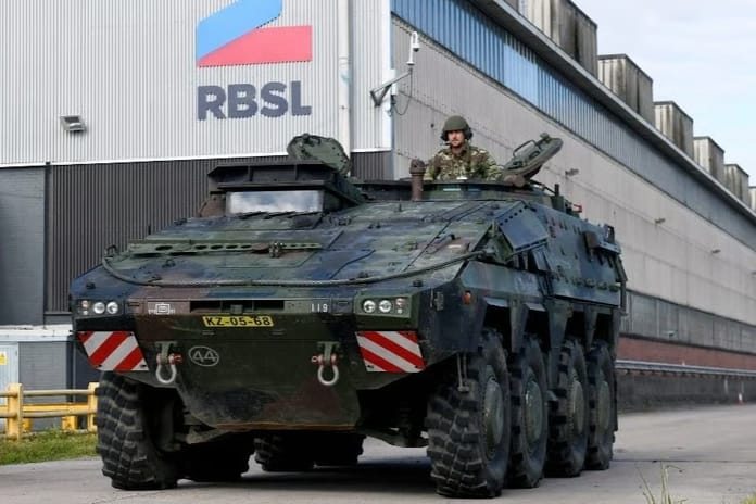 İngiltere’nin ilk yerli üretim Boxer zırhlısı Britanya ordusu envanterine katıldı