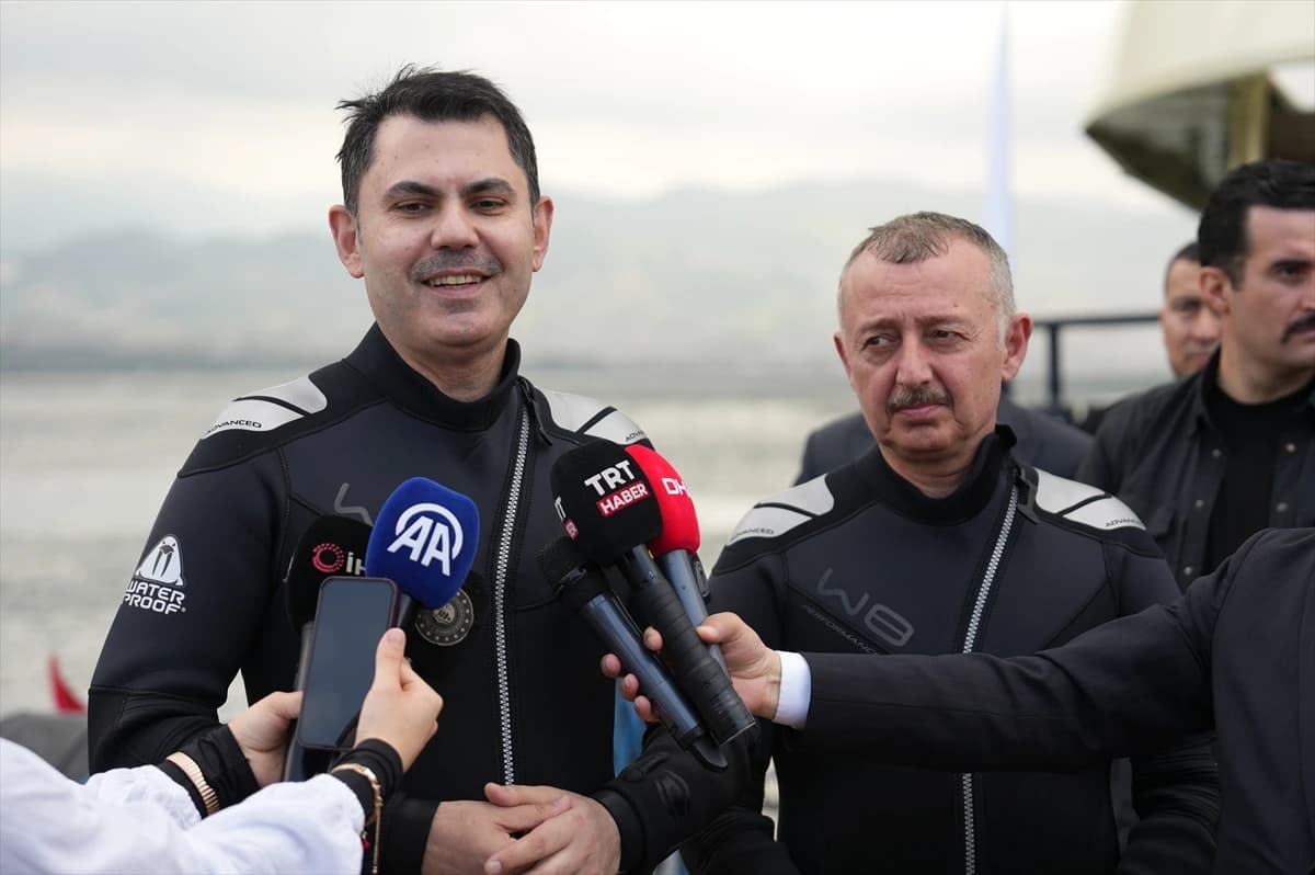 Bakan Murat Kurum İzmit Körfezi'ndeki dip çamuru temizliğini su altı dalışıyla inceledi