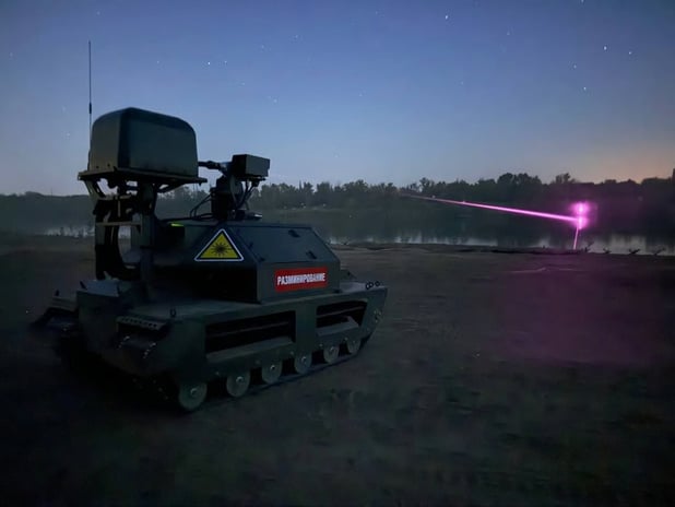 Rusya, Kurier UGV üzerinde geliştirilen Lgnis lazer silahını tanıttı