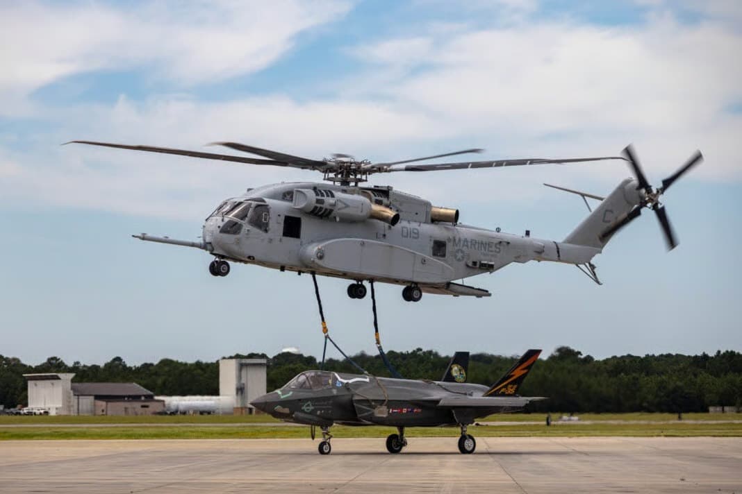 F-35B, CH-53K helikopteriyle 500 mil slingle taşındı