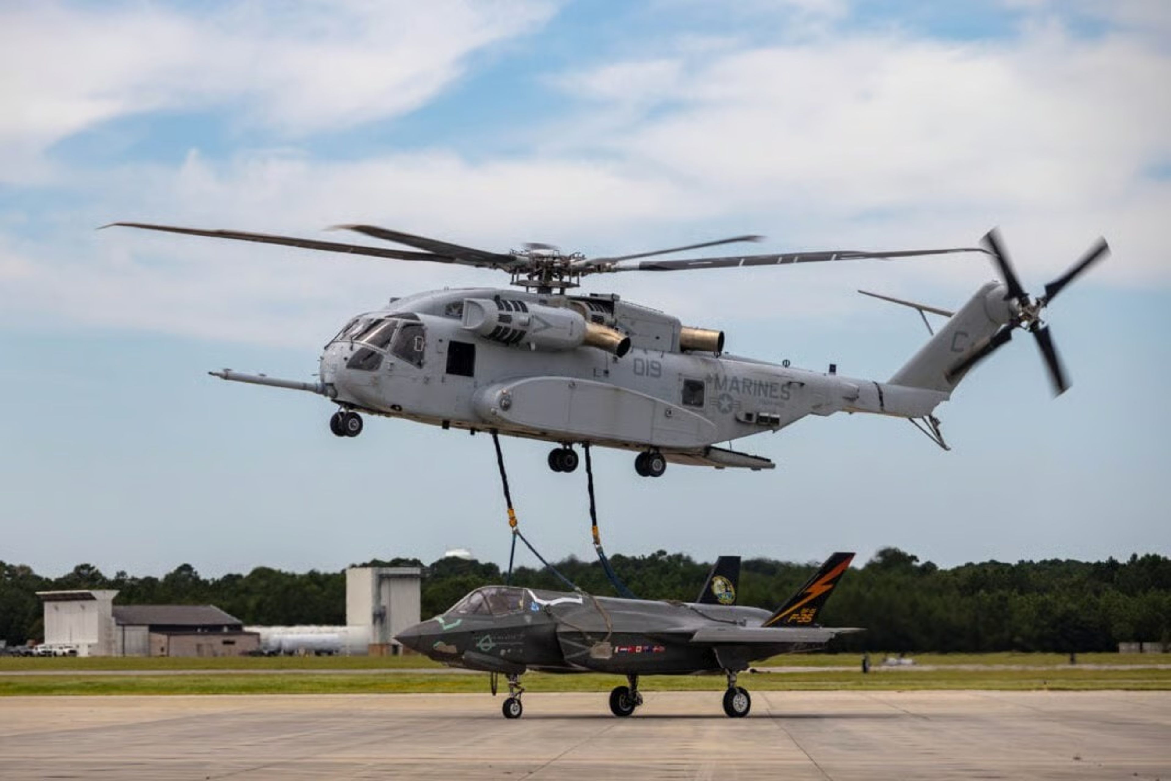 F-35B, CH-53K helikopteriyle 500 mil slingle taşındı