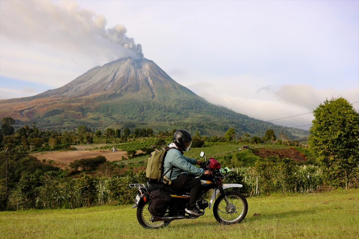 Sinabung Yanardağı'nın patlama anı kameralara yansıdı
