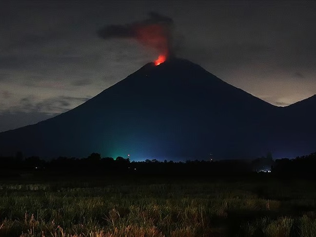 Endonezya'daki Semeru Yanardağı'nda peş peşe patlamalar