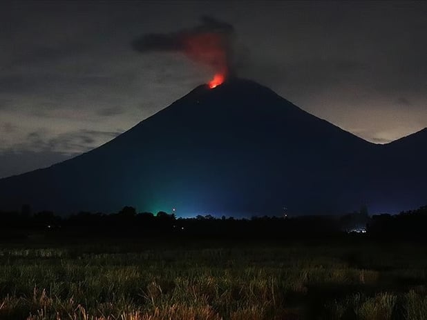 Endonezya'daki Semeru Yanardağı'nda peş peşe patlamalar