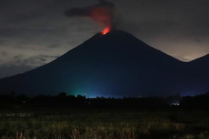 Endonezya'daki Semeru Yanardağı'nda peş peşe patlamalar