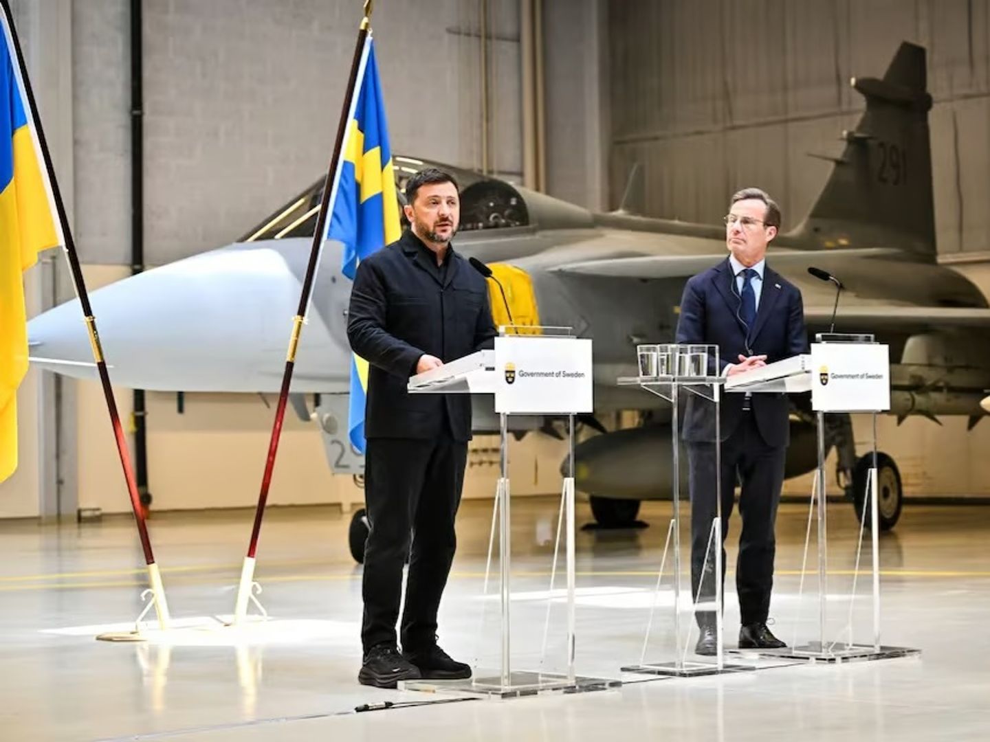 İsveç, Ukrayna’ya 16 Gripen savaş uçağı hibe edecek