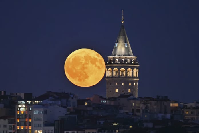 Gökyüzü şöleni başlıyor: Yılın son Süper Ay'ı bu gece görünecek