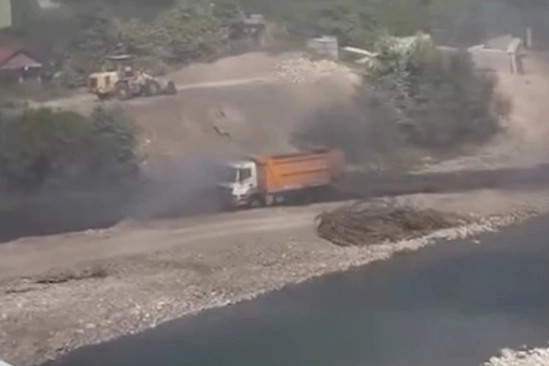 Aracını deredeki suya sokup yanmaktan kurtardı