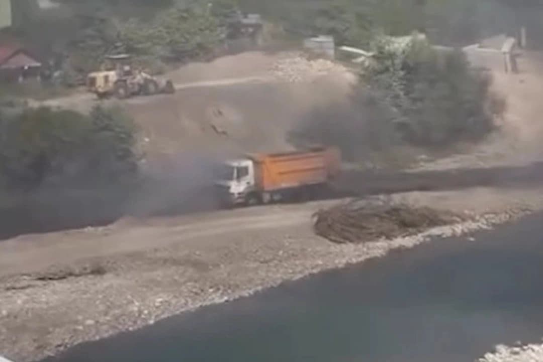 Aracını deredeki suya sokup yanmaktan kurtardı