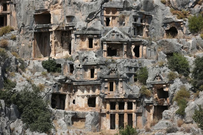 Likya'nın en büyük antik tiyatrosu orijinal taşlarıyla yeniden ayağa kalkıyor