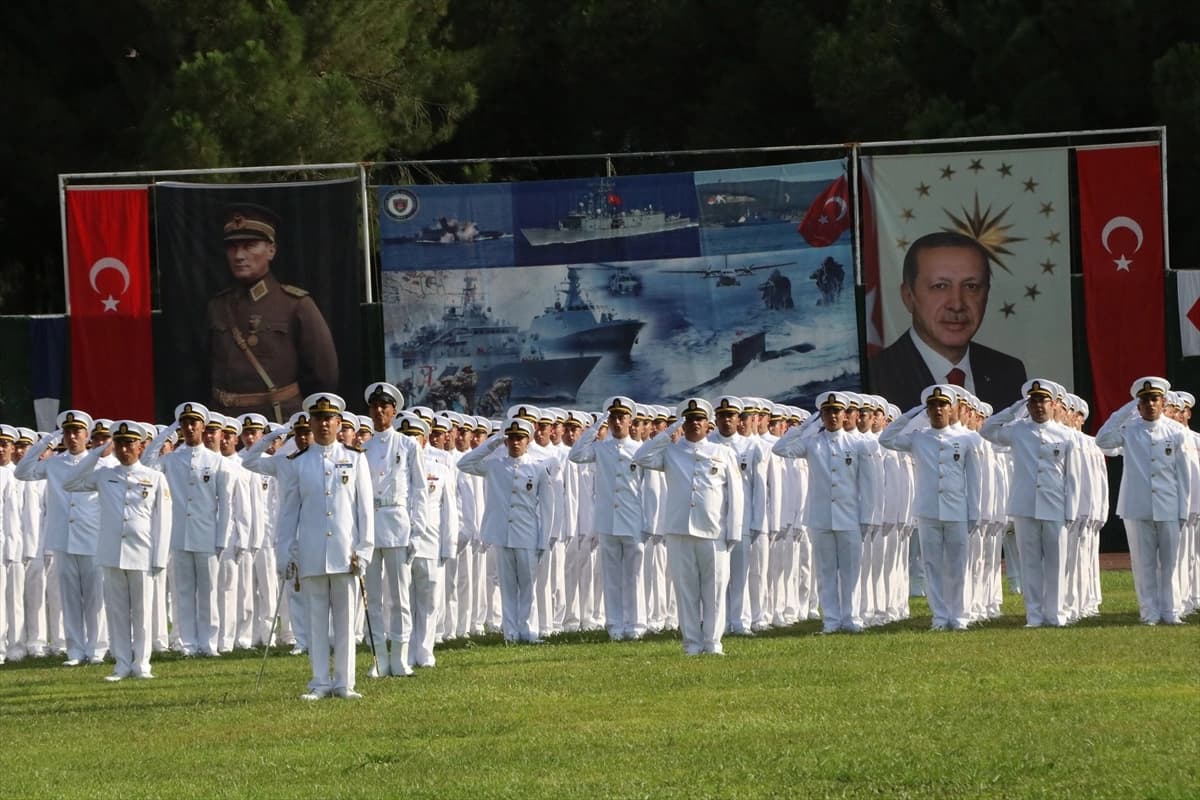 DAMYO'da mezuniyet sevinci: Genç astsubay çavuşlar donanmaya katıldı