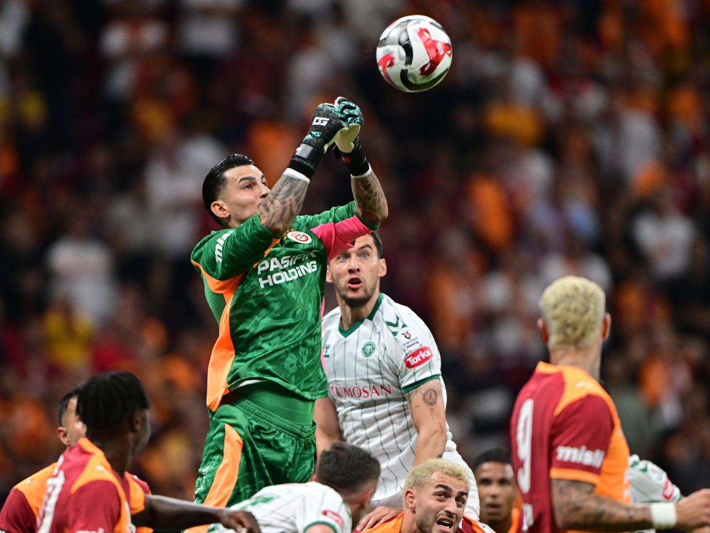 Avrupa'da sarı kırmızı duvar: Galatasaray ve Göztepe'den Avrupa'da savunma dersi