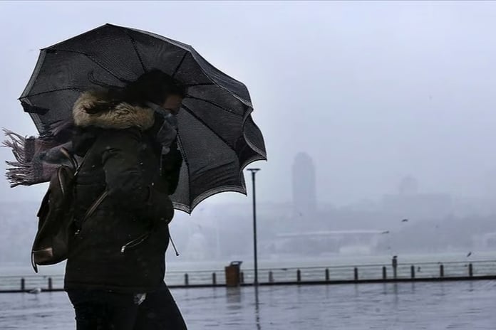 Sağanak ve fırtına geliyor, denizlere girmek yasaklandı