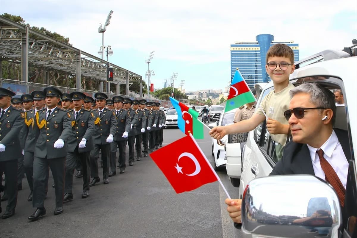 Azerbaycan'da Silahlı Kuvvetler Günü geçit töreniyle kutlandı