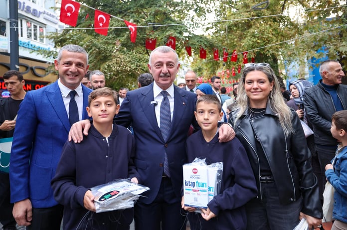 Kocaeli’de gelenek bozulmadı, kitaplar yine ağaçlarda açtı!