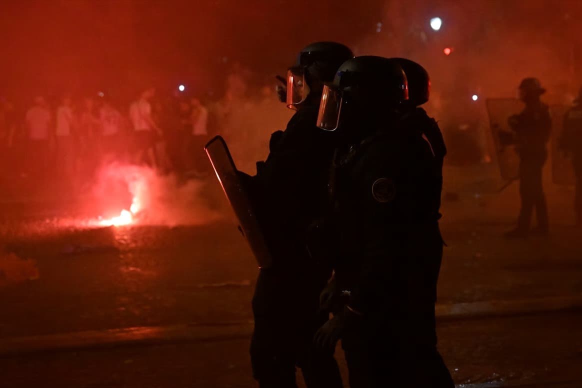 Paris'te şampiyonluk kutlamalarında olaylar çıktı