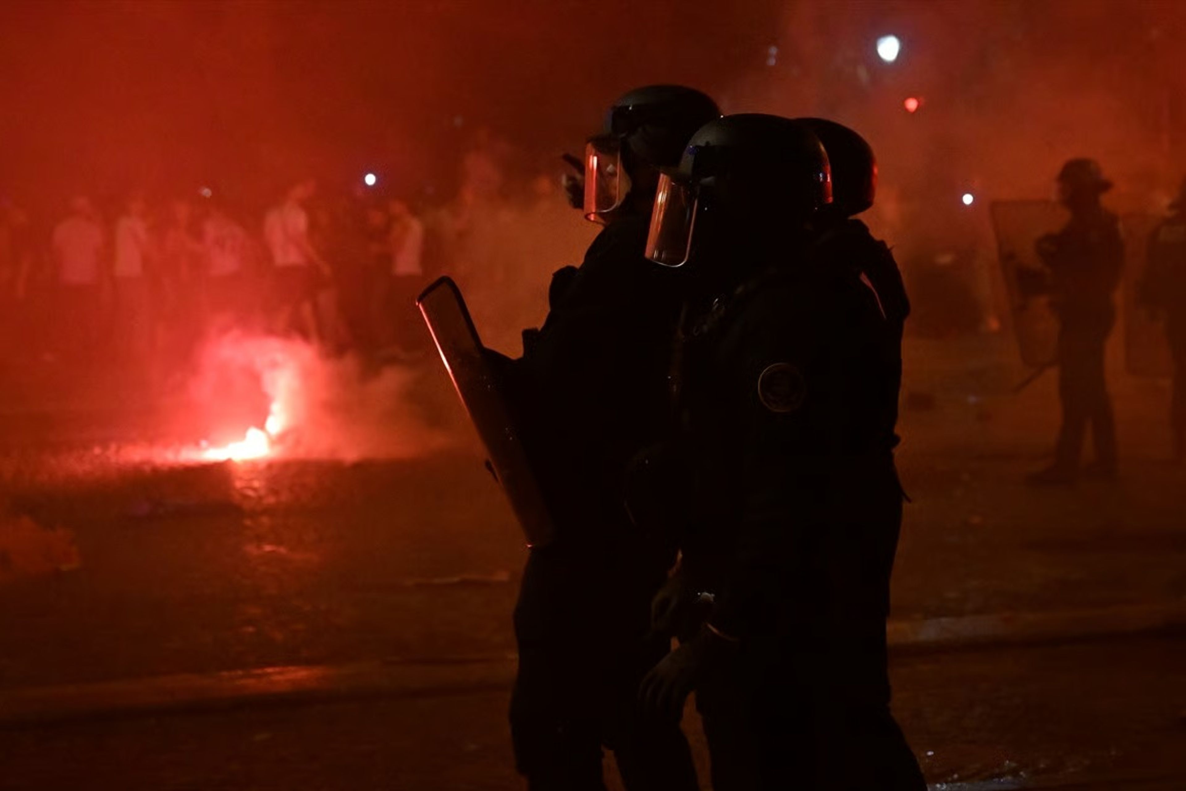 Paris'te şampiyonluk kutlamalarında olaylar çıktı