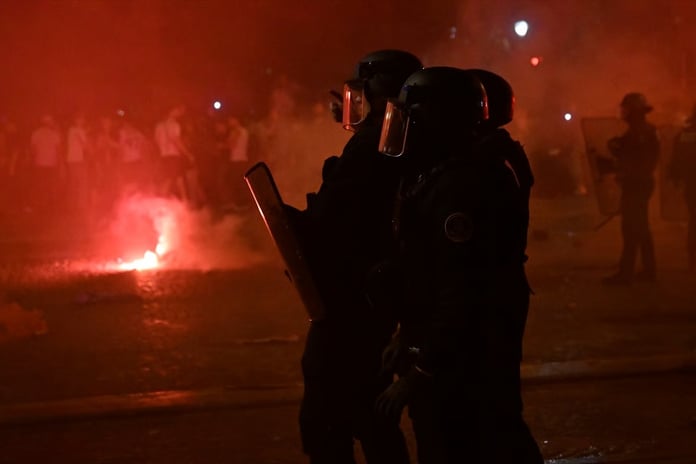 Paris'te şampiyonluk kutlamalarında olaylar çıktı