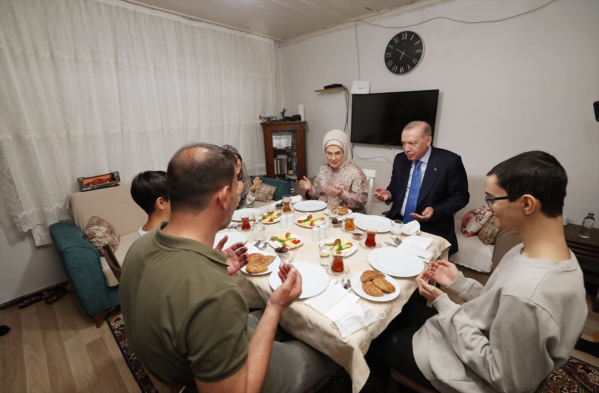 Cumhurbaşkanı Erdoğan’dan aile iftarına ziyaret
