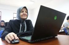 Sınıf arkadaşlarının "Selma teyzesi" meslek yüksekokulunu bitirdi