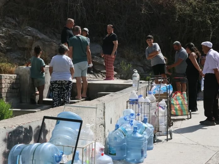 İzmir’de su kesintisi ve çöp sorunu yaşamı zorlaştırıyor
