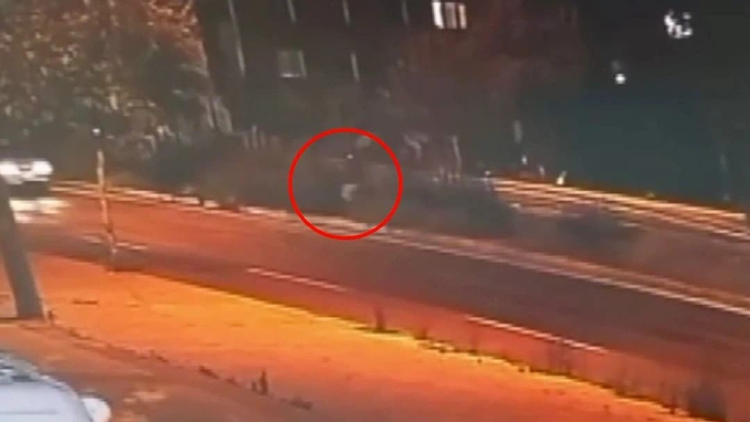 Yolun karşısına geçen 16 yaşındaki çocuk ağır yaralandı