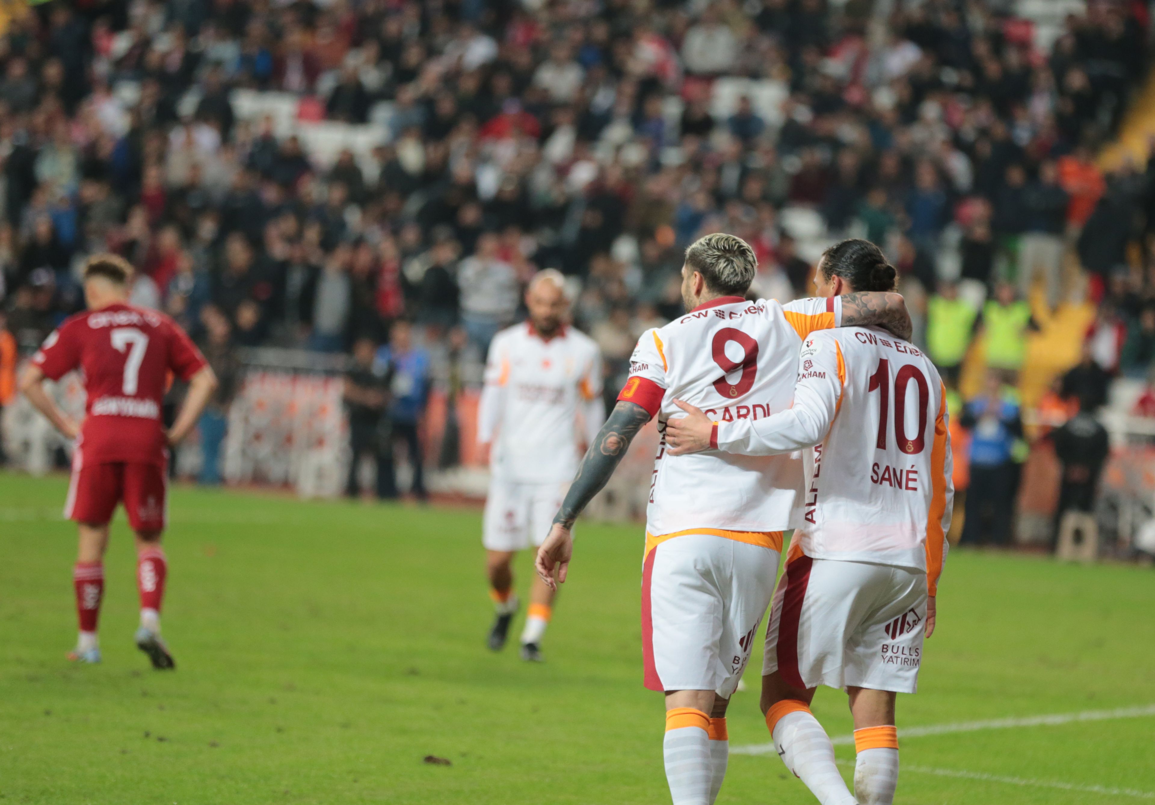 Icardi'den Hagi'ye 2 gol kaldı