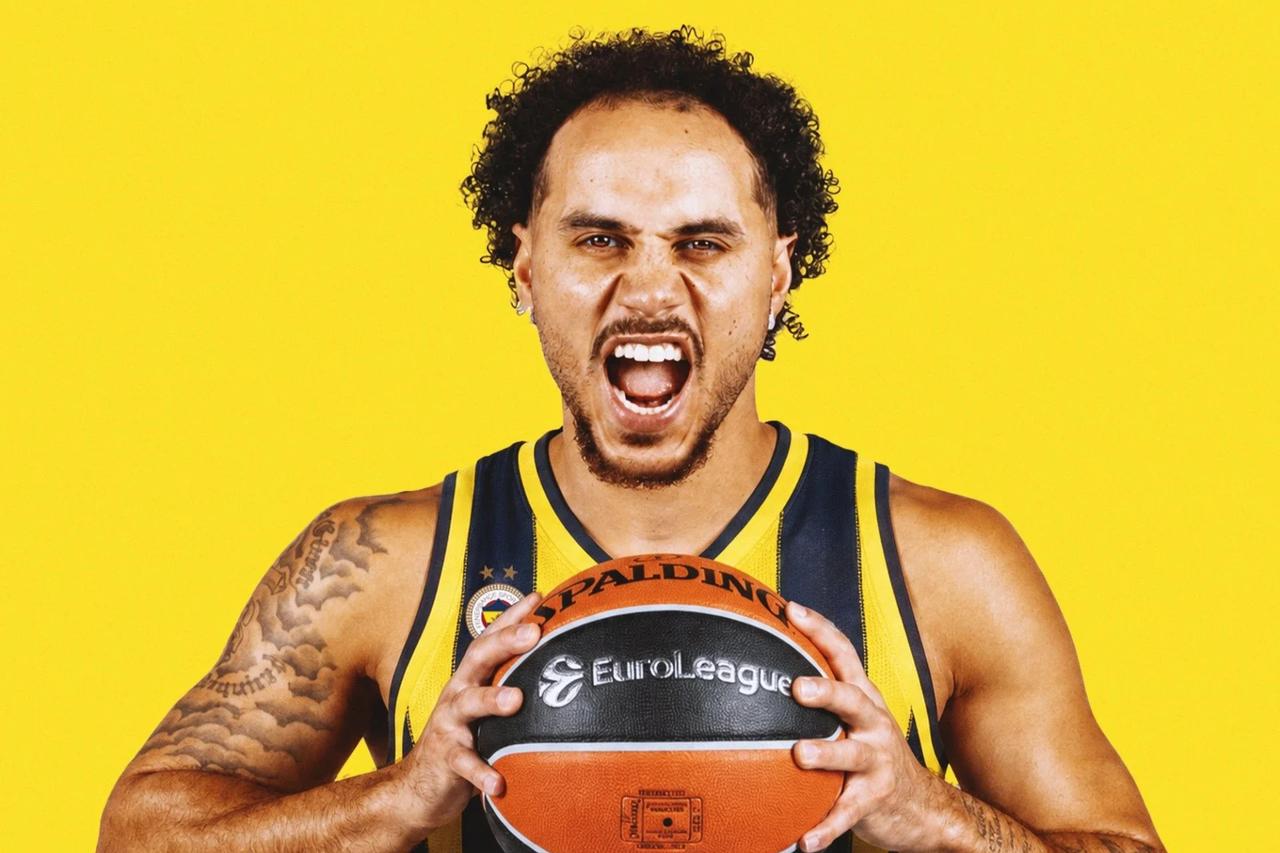 8 sezonluk Anadolu Efes kariyeri son buldu: Shane Larkin resmen Fenerbahçe'de