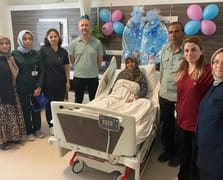 53 yaşındaki kadın ikiz bebek dünyaya getirdi