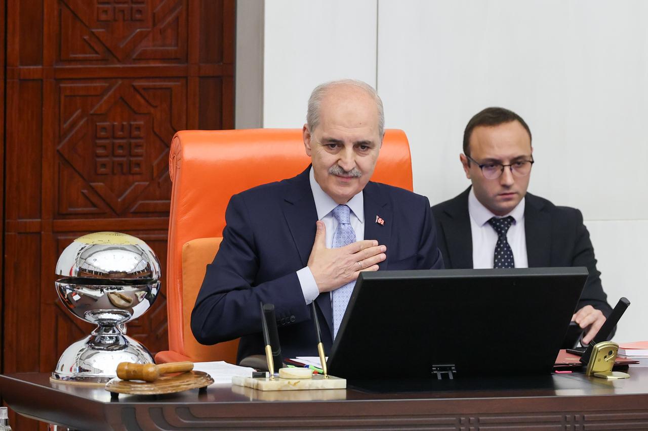 Meclis'te alışılmadık sıcak anlar: Liderler tokalaştı