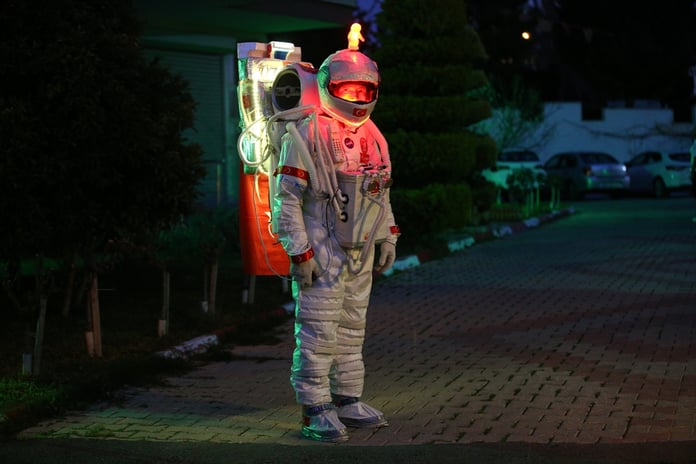 Konuk, hazırladığı kıyafete arıtma cihazı da entegre ederek su tasarrufu ve temiz suyun önemiyle ilgili farkındalık çalışmaları yapıyor.