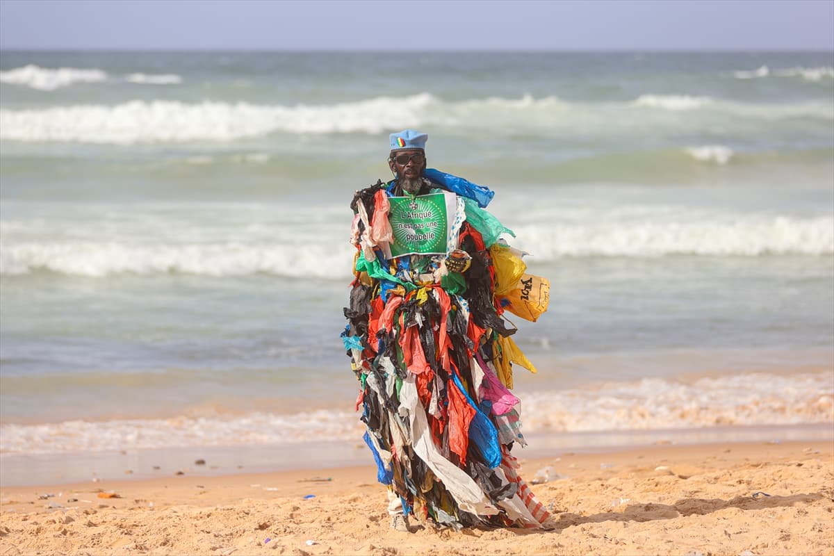 Senegalli Plastik Adam: Afrika, dünyanın çöp kutusu değil
