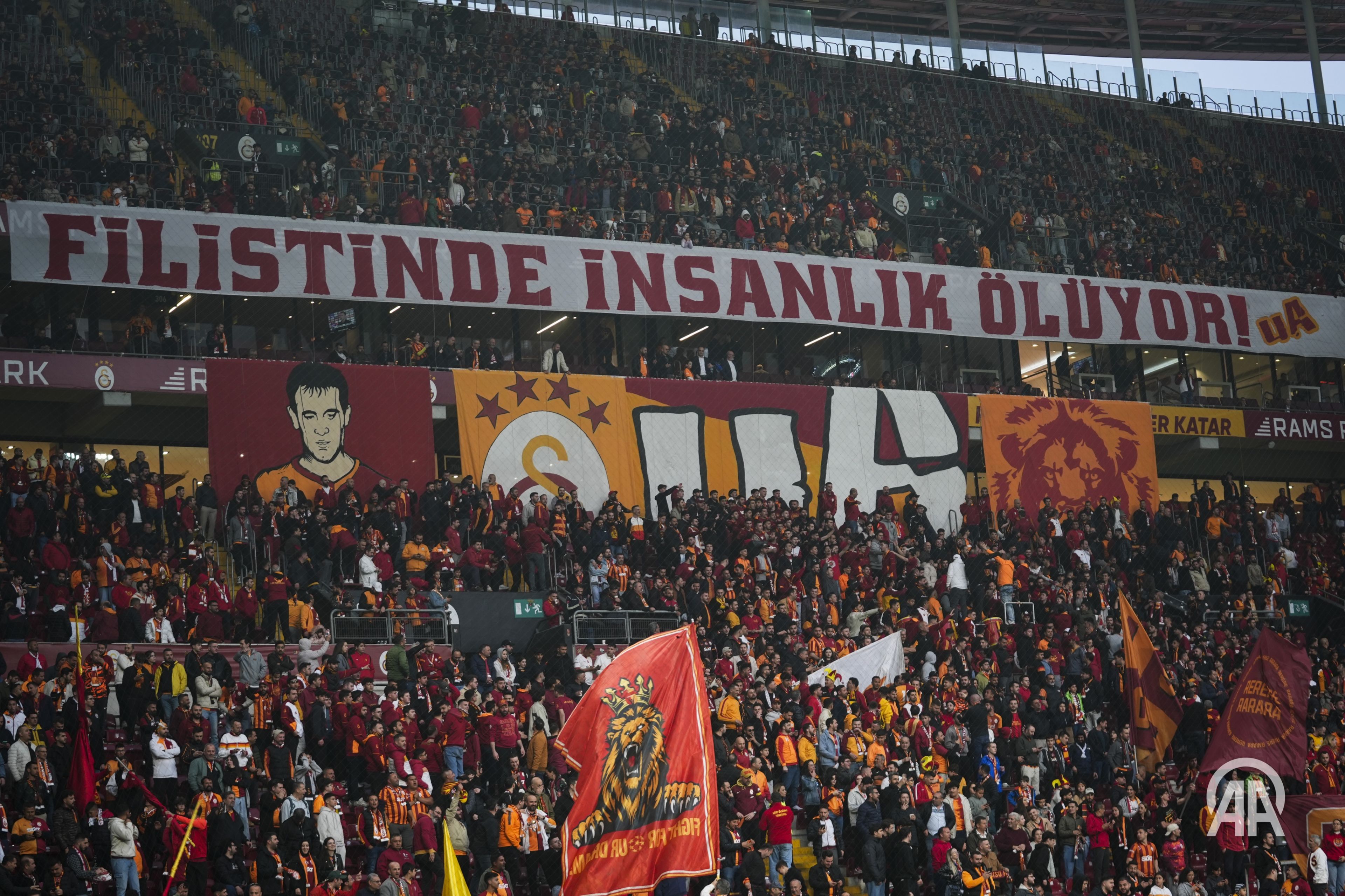 Filistin'e destek pankartları