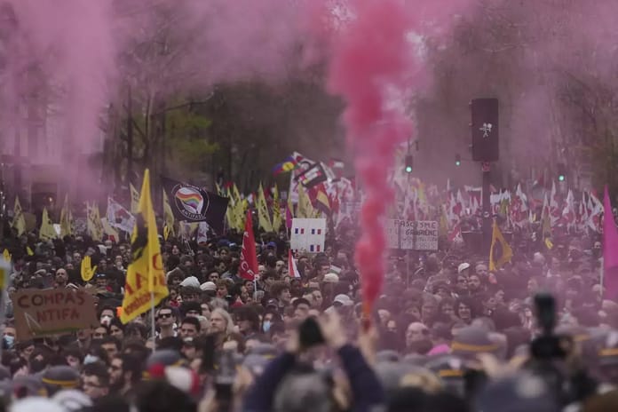 Hollanda ve Fransa'da aşırı sağın yükselişi protest edildi