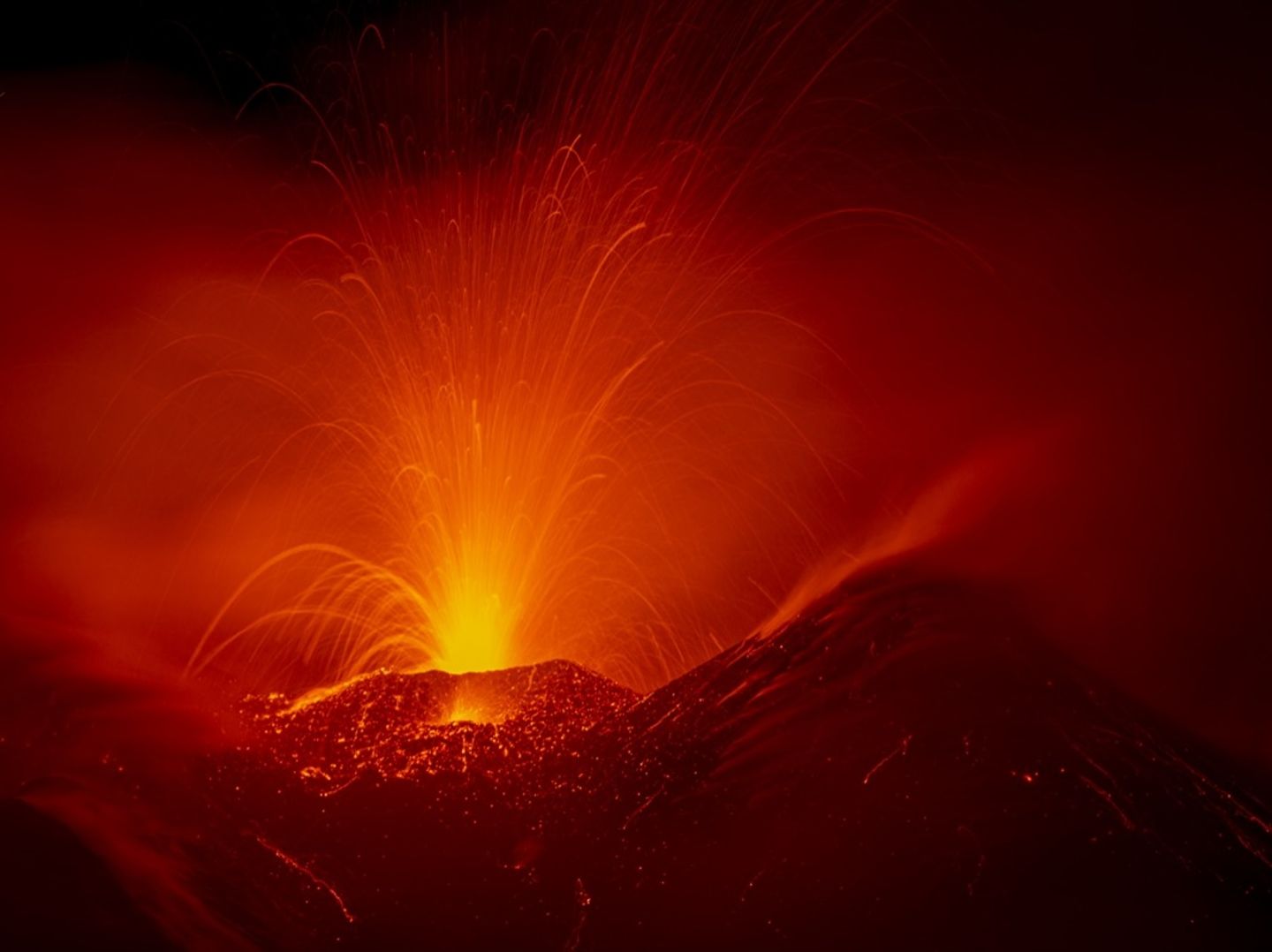 Etna Yanardağı lav ve kül püskürttü